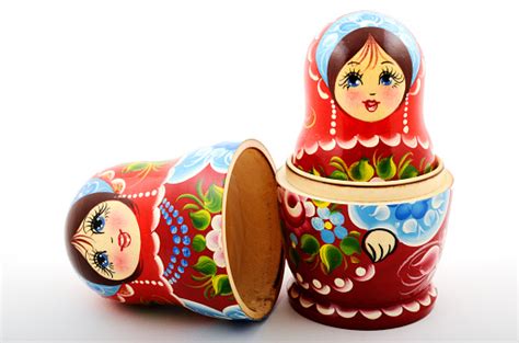dua boneka matryoshka tradisional rusia foto stok  gambar