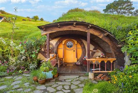 iconische hobbit huisjes uit lord   rings tijdelijk te huur film hlnbe