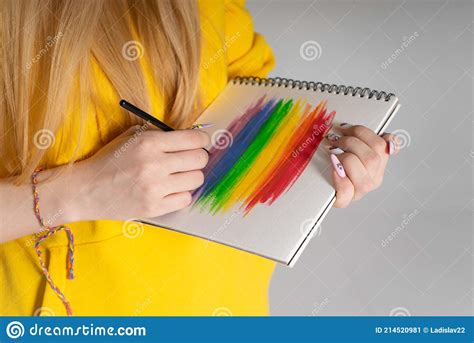 mujer pintando un arco iris lgbt imagen de archivo imagen de odio