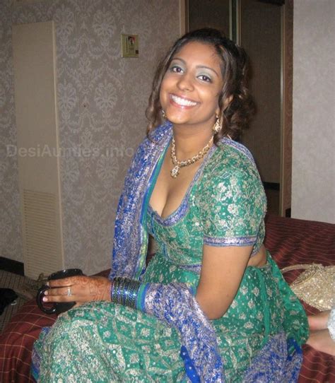 housewife photo desi masala navel housewife in hot saree and cleavage