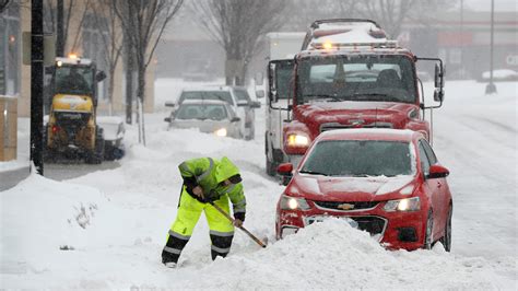 winter storm brings heavy snow   midwest disrupting travel   york times