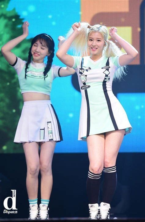 Twice S Sana And Momo The Group S 2 Charming And Sexy