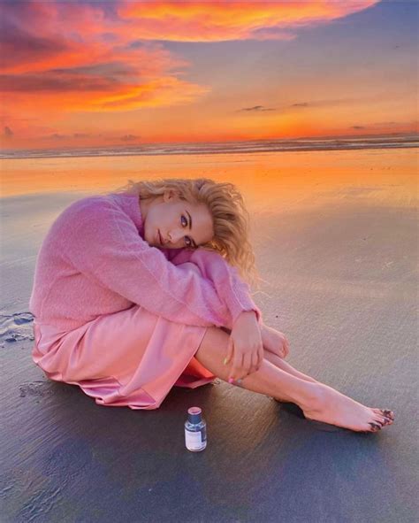 adelina corbett  instagram  memories  painted  sunset colors  smell  atdossier