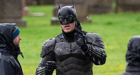 ‘the batman set photos reveal closer look at new batsuit