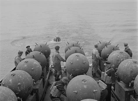 laying sea mines aboard finnish minelayer ruotsinsalmi    rwwiipics