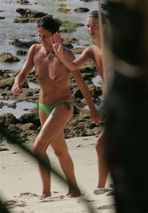 courteney cox and kate moss topless on the beach 95153 kate moss candids 10 123 390lo in