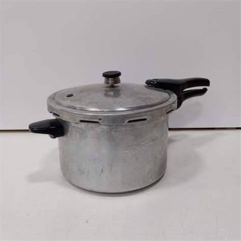 buy  vintage presto model   quart pressure cooker goodwillfinds