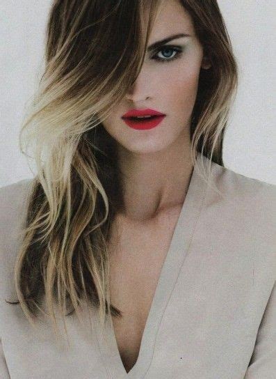 Decolorare i capelli, dal moro al biondo marilyn in pochissimo. Meches biondo platino su capelli neri