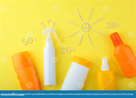 zonnebrandmiddelen op een gekleurde bovenaanzicht stock afbeelding image  toevlucht