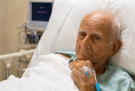 delirium common  hospitalized seniors  oldish