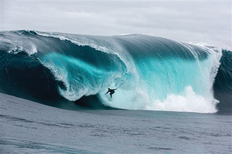 giant waves     managed  surf