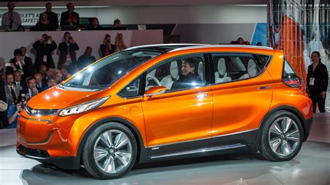 Gms 30 000 Chevy Bolt Ups The Ante For The Mainstream Electric Car