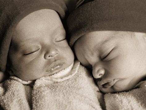 newborn twins sleeping fotografie druck von peter walton bei allpostersde
