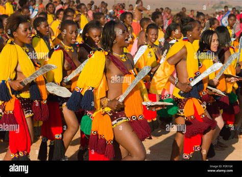 las niñas swazi desfile en umhlanga reed dance festival swazilandia