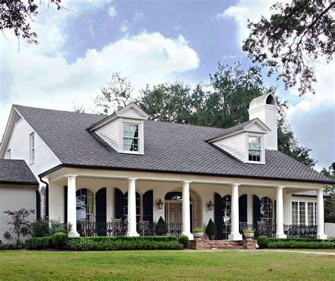 colonial house styles  enduring charm  homes gardens