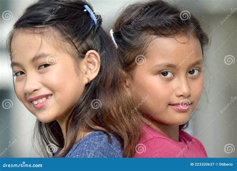 Glückliches Paar Von Jungen Filipina Asiatische Kinder Stockbild Bild