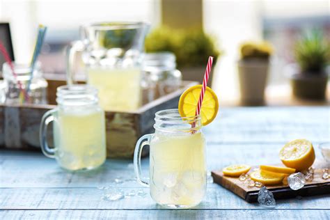zelfgemaakte limonade van limoen en druiven hellofresh blog