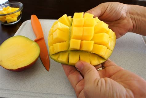 cut  mango  wash  dry