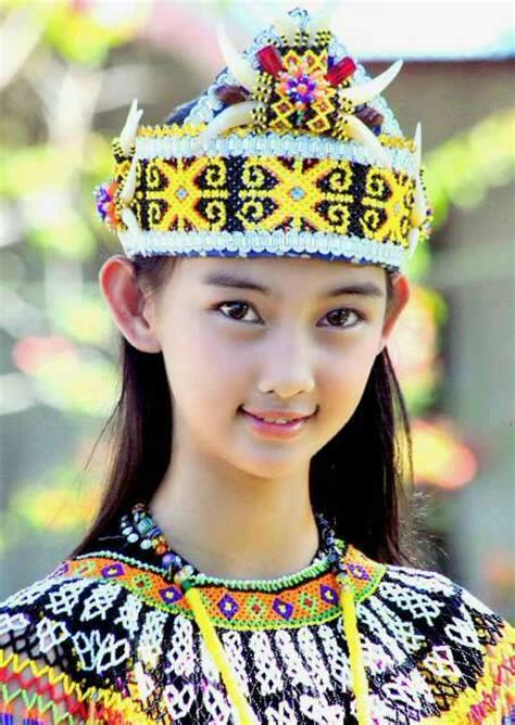 Dayak Girl Wearing Traditional Costume Gadis Kecantikan Orang Asia