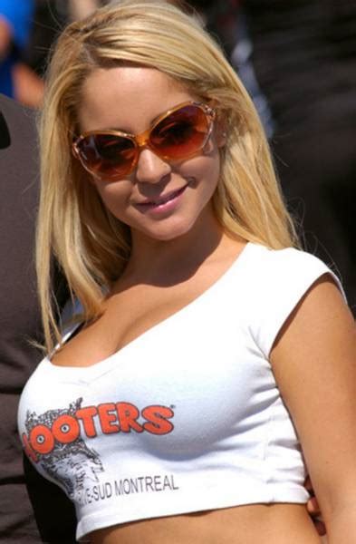 delicious hooters babes 58 pics picture 56