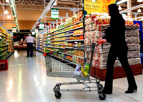 las ventas en supermercados  shoppings otra vez en baja diario el