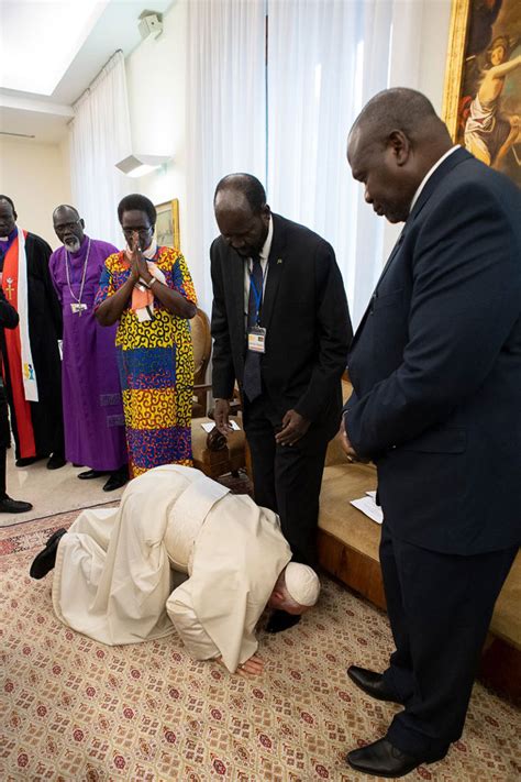 photos pope francis kisses feet of rival south sudan leaders