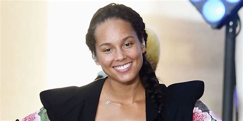This Is How Alicia Keys Keeps Her Bare Skin Looking