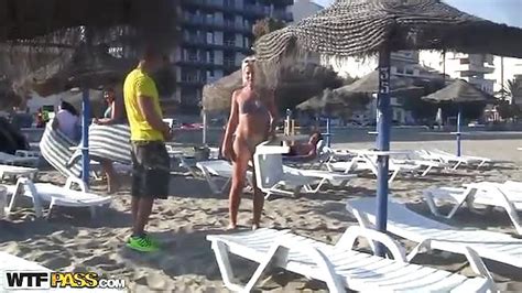 un gars a chopé une meuf sur la plage puis la baisée