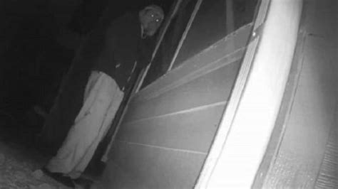 Video Woman S Hidden Camera Catches Alleged Peeping Tom Cbs News
