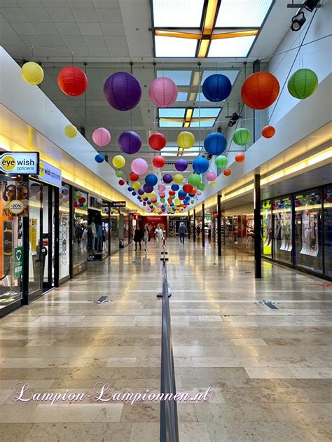 farbige feuerfeste lampions im groessten einkaufszentrum rotterdam