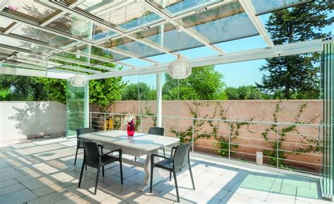 Come le precedenti, anche le vetrate scorrevoli, come dice il nome stesso sono coperture apribili. Coperture vetrate apribili: chiosco telescopico - PergotendaÂ® Corradi