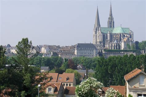 chartres cathedral history location