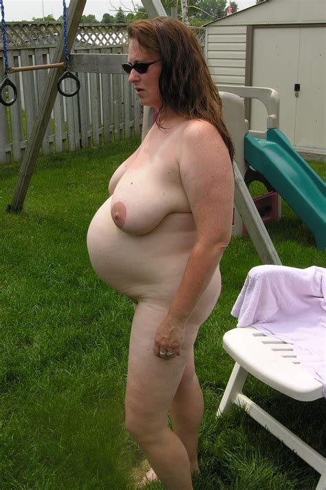 Pregnant Babe Going Nude In Her Backyard Foto Pornô Eporner