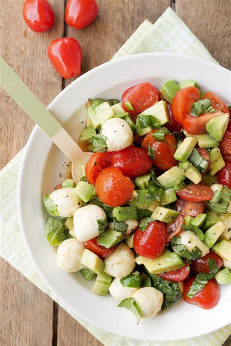schneller caprese salat mit avocado tomaten und mozzarella