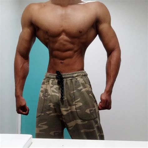 this bodybuilder has freakiest shoulder to waist ratio of all time