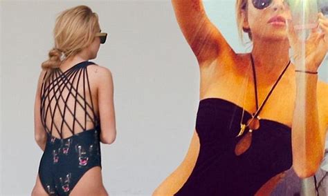 Lindsay Lohan Poses For Revealing Swimsuit Selfie Before