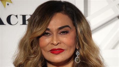 Beyonce S Daughter Blue Ivy Carter Helps Grandma Tina Knowles Tell A