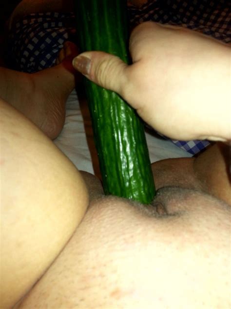 photos gros plan sexe de ma copine qui se gode avec un concombre dans la chatte sur
