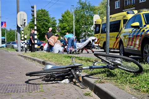 fietsster wordt geschept door auto  arnhem en raakt gewond foto adnl