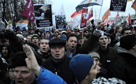 tens of thousands protest in moscow russia in defiance of putin the