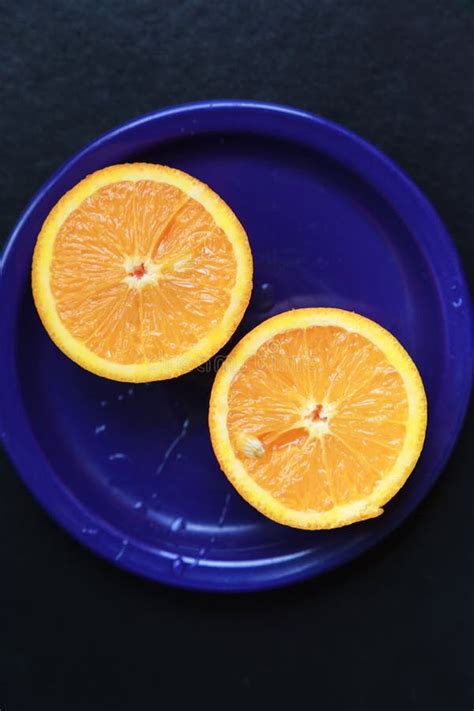 dos mitades de una naranja fotos libres de derechos  gratuitas