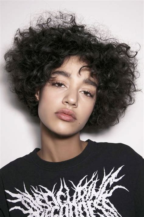 La permanente è un grande ritorno beauty del 2021. Capelli ricci: Ã¨ il momento della nuova permanente