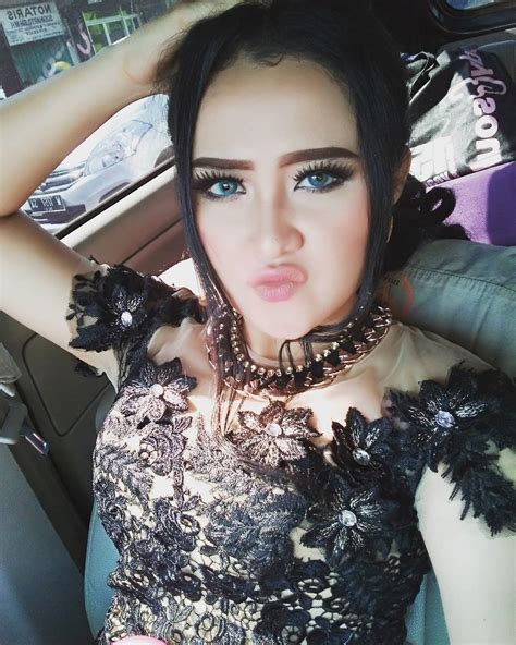 Koleksi Foto Seksi Penyanyi Dangdut Neo Sari Hot Koplo 2016 Penyanyi