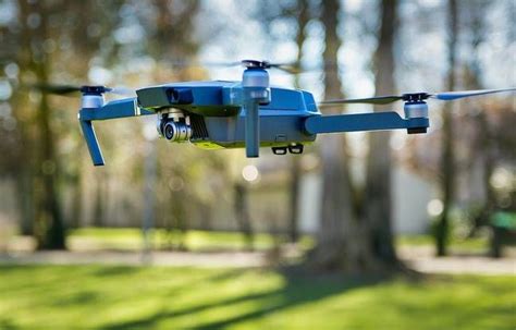 le drone qui est capable de parcourir une centaine de kilometres est propulse par  moteur