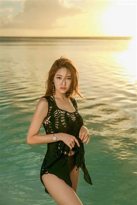 park jung yoon with sexy bikini in summer collection 2018 1