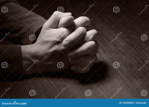 beeld van het bidden handen stock afbeelding image  rust mannetje