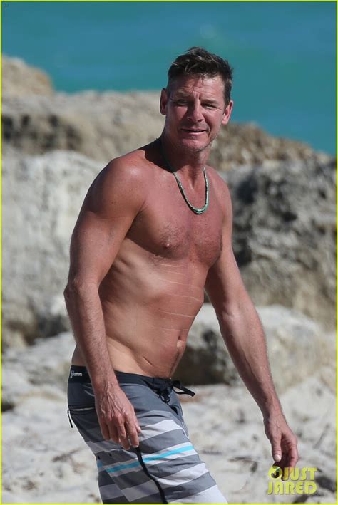 Extreme Makeover S Ty Pennington Goes Shirtless Puts Toned Body On