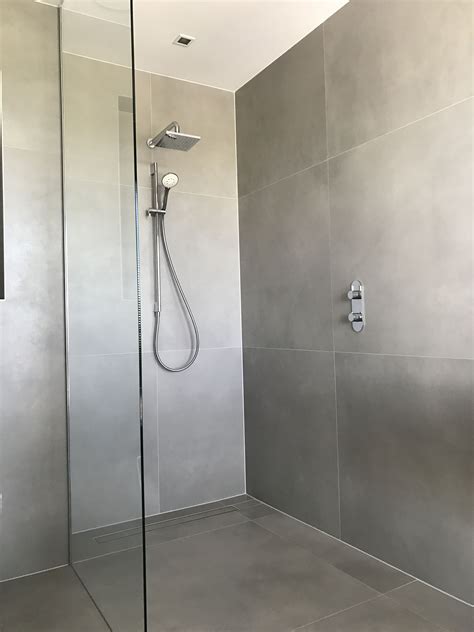 tegels  anti bacterieel betonlook warm grijs bathroom trends fitted bathroom modern
