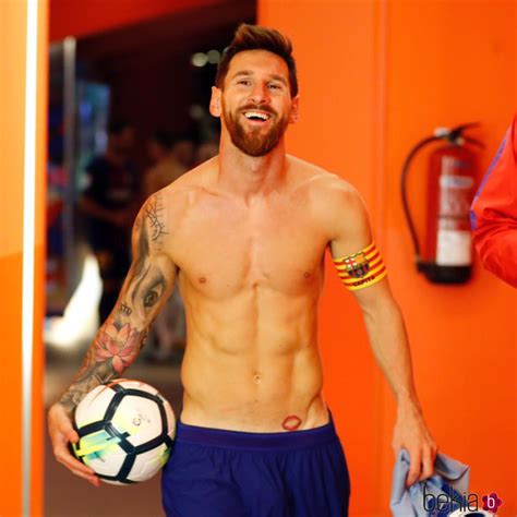 Leo Messi Presumiendo De Su Nuevo Tatuaje Torsos Desnudos Los