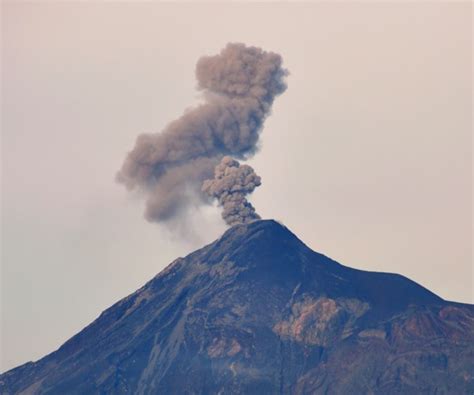 volcan de fuego — volcano of fire — about to erupt in